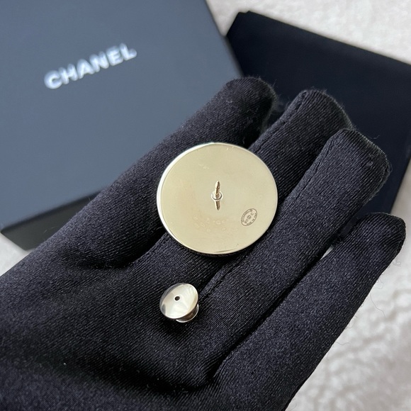 Auth Chanel 17C Metal CC Logo Round Plate Small Brooch - Gold Hardware - Picture 4 of 8